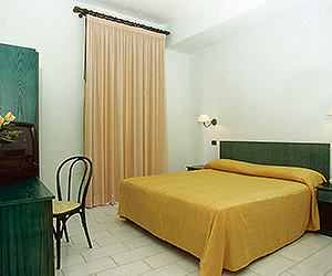 Sorrento Accommodation - Eden Hotel - Sunway.ie