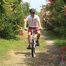 workers taking a cycle in perdepera